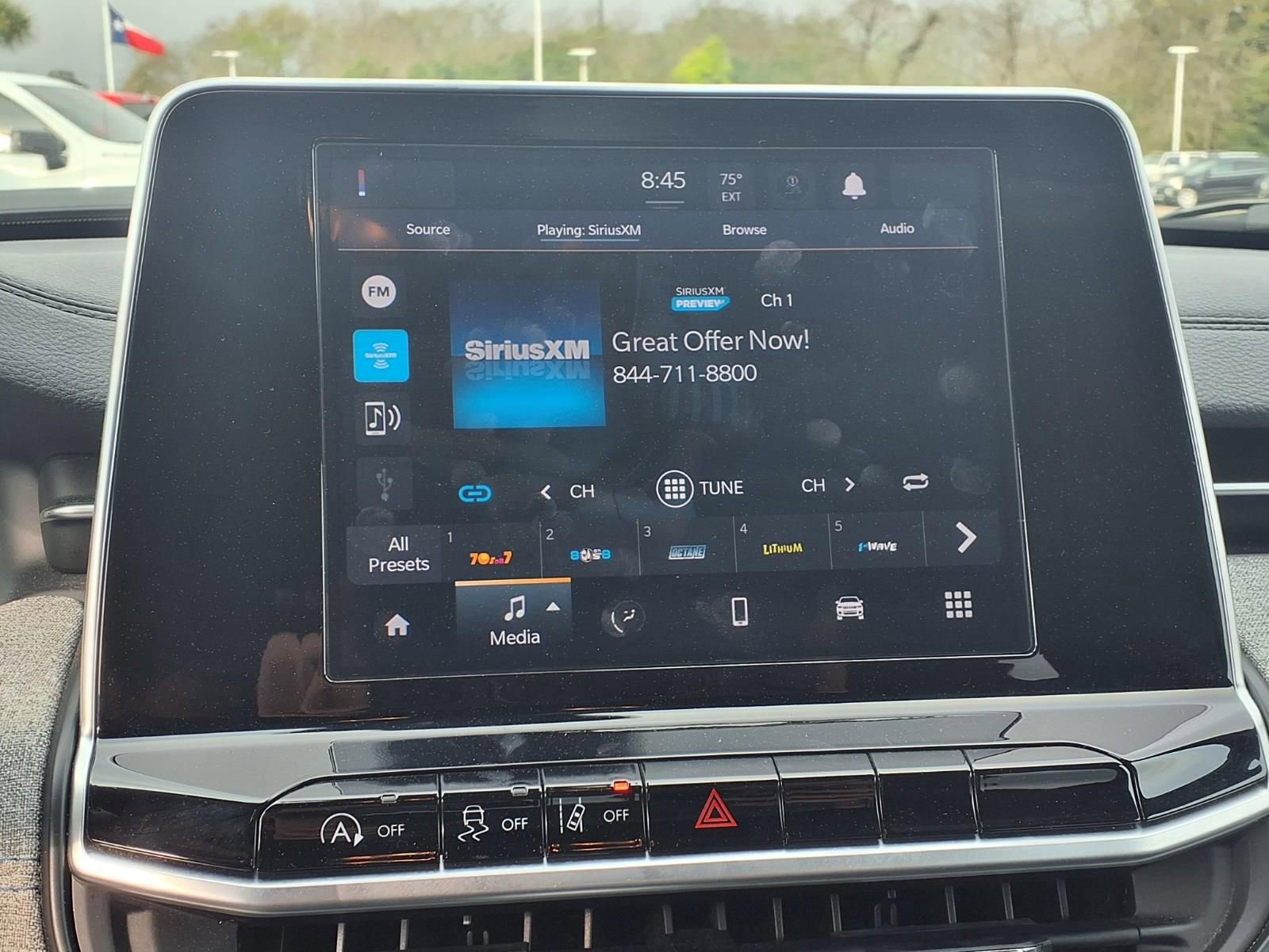 Used 2025 Jeep Compass Latitude image 4