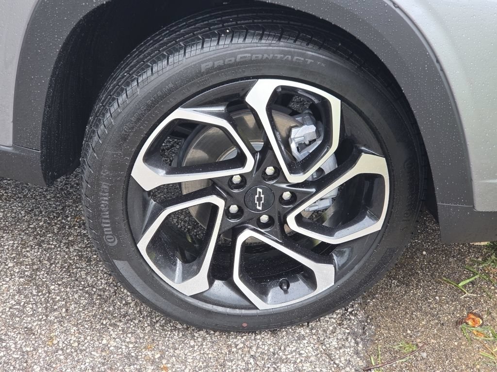 Used 2025 Chevrolet Trax RS w/ Sunroof Package FWD image 18