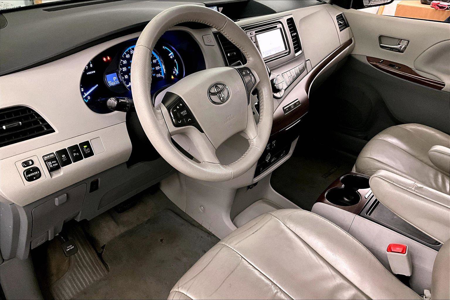 Used 2014 Toyota Sienna XLE image 13