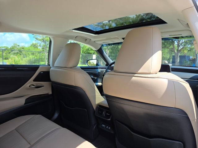 Used 2019 Lexus ES 300h Ultra Luxury w/ Accessory Package 2 FWD image 12