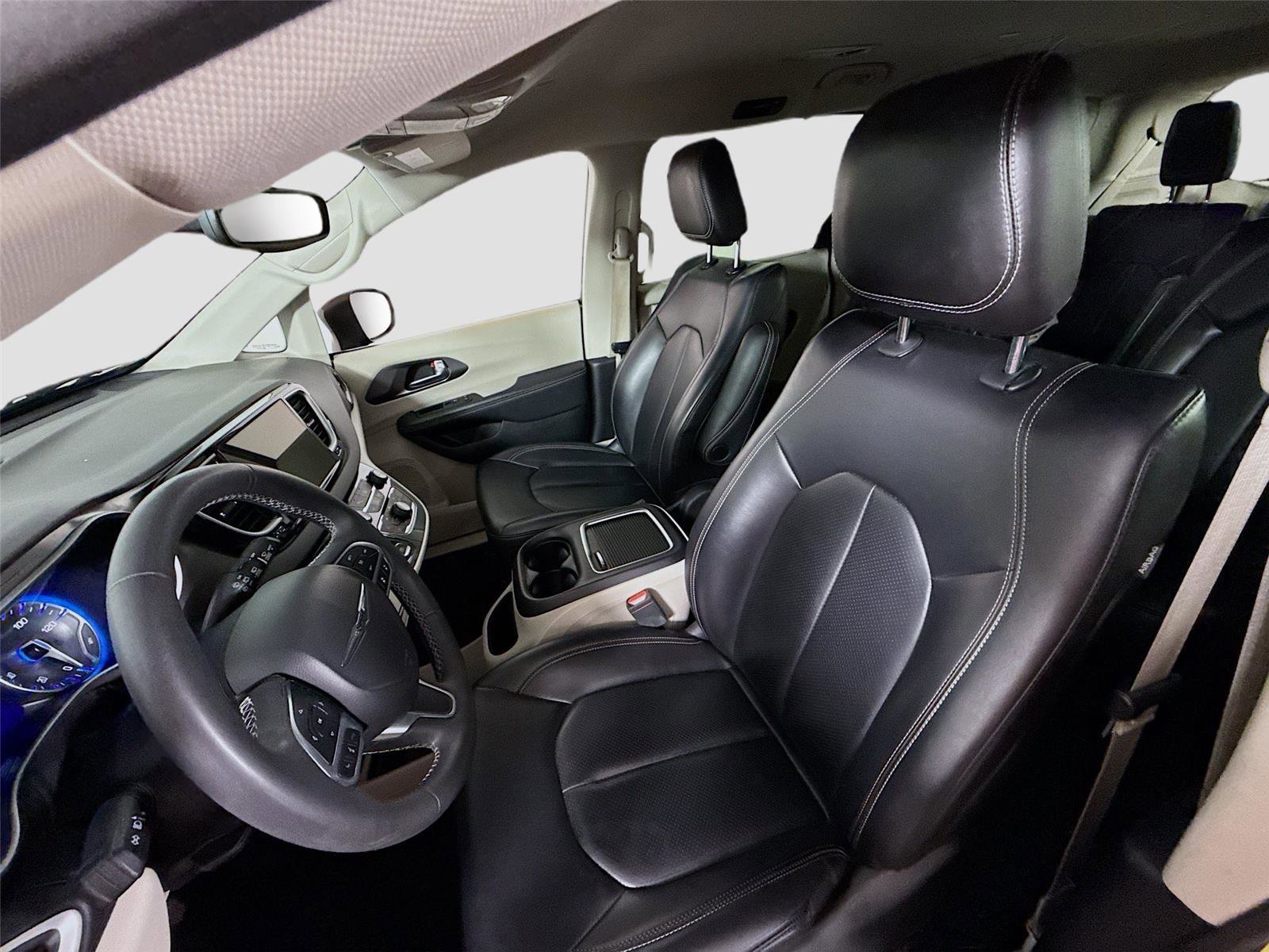 Used 2023 Chrysler Pacifica Touring-L image 14