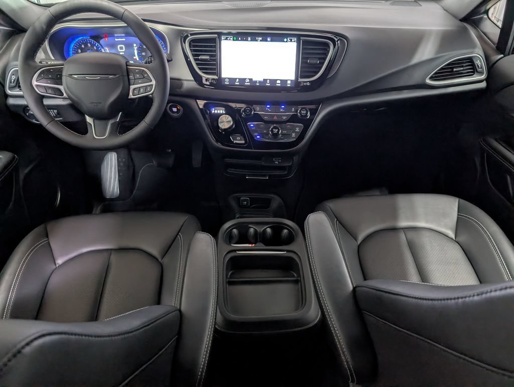 Used 2027 Chrysler Pacifica Select w/ Family Tech Group FWD image 12
