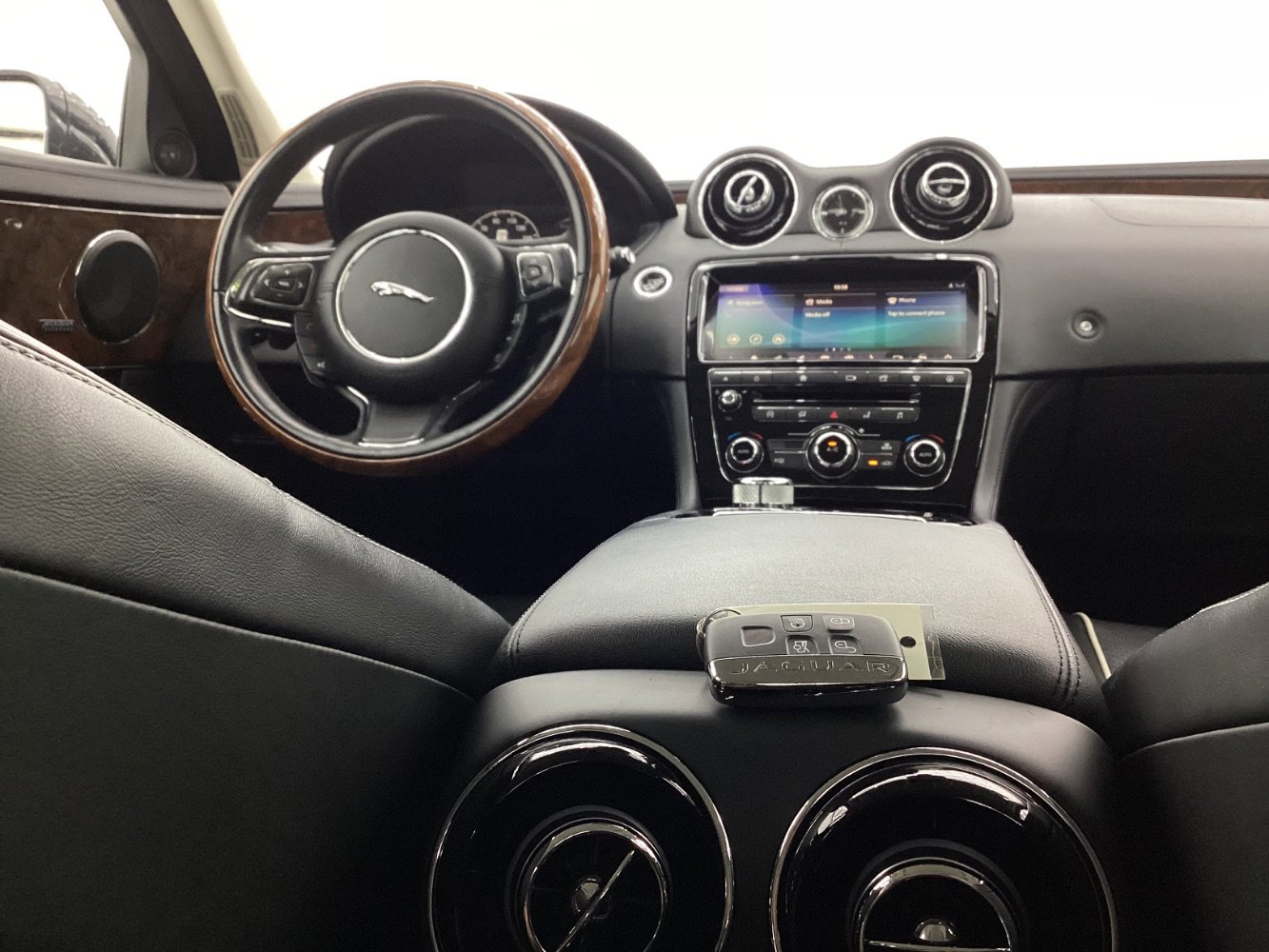 Used 2018 Jaguar XJ R-Sport image 38