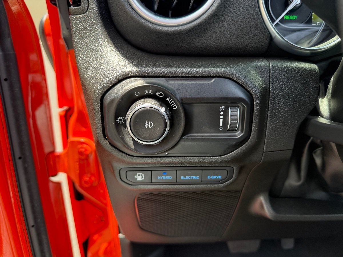 Used 2023 Jeep Wrangler Unlimited Sahara AWD/4WD image 22