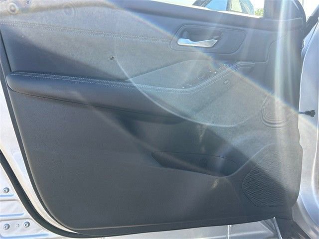 Used 2023 Nissan Rogue SV w/ SV Premium B Package image 18