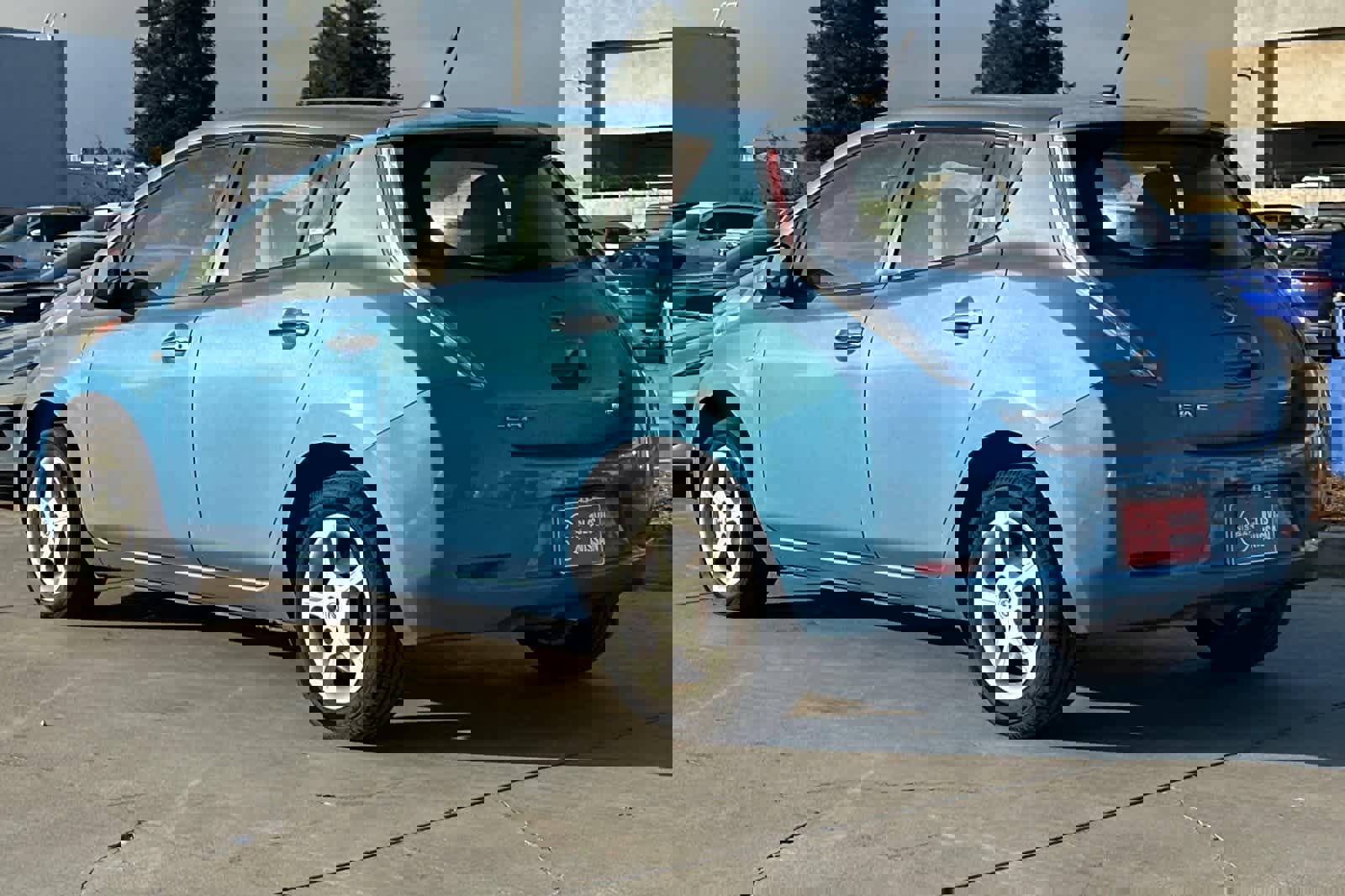 Used 2011 Nissan Leaf w/ Eco Design Pkg image 7