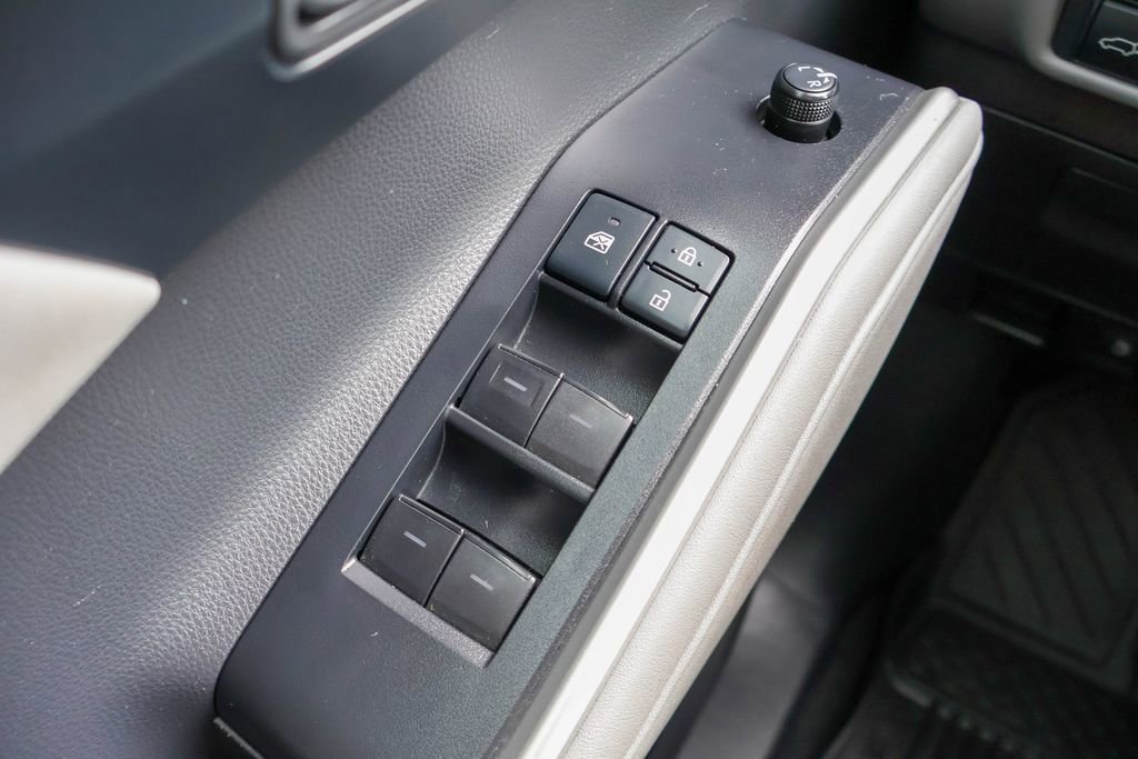 Used 2021 Toyota Highlander XLE FWD image 21