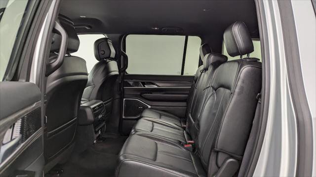 Used 2024 Jeep Wagoneer L Series II RWD image 17