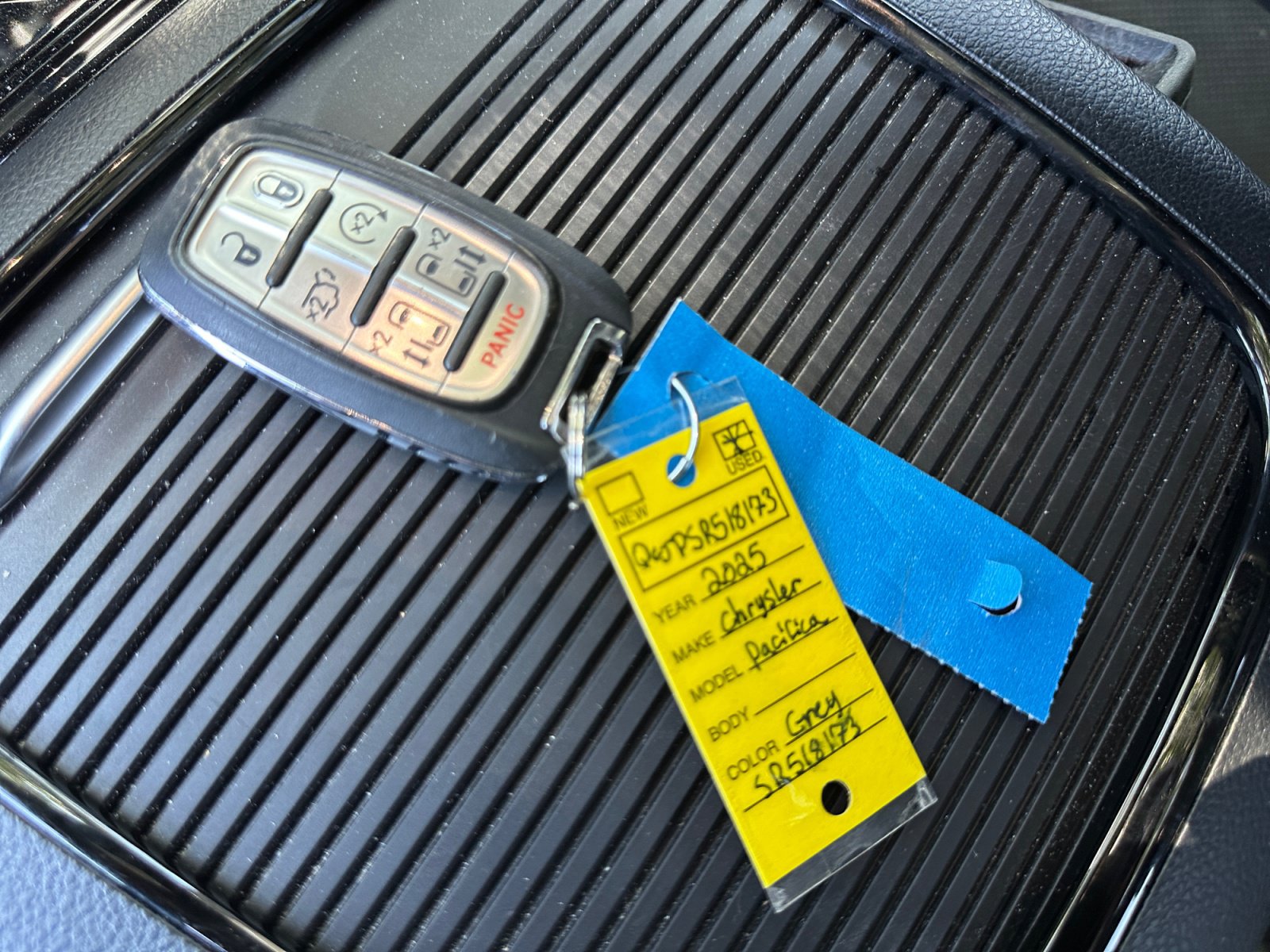 Used 2025 Chrysler Pacifica Limited FWD image 36