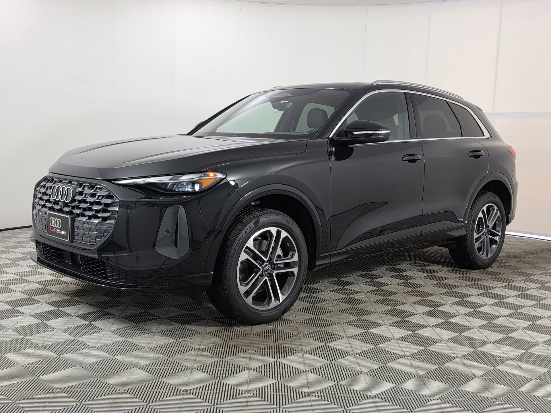 Certified 2025 Audi Q5 Premium w/ Convenience Package AWD/4WD image 3