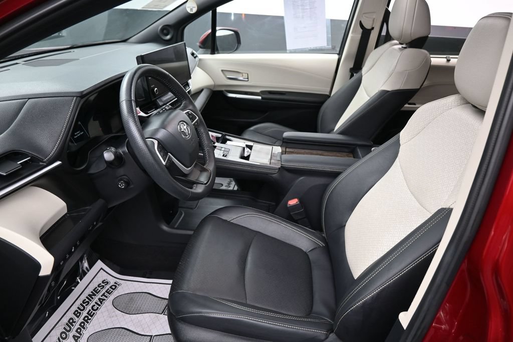 Used 2025 Toyota Sienna Platinum AWD/4WD image 18