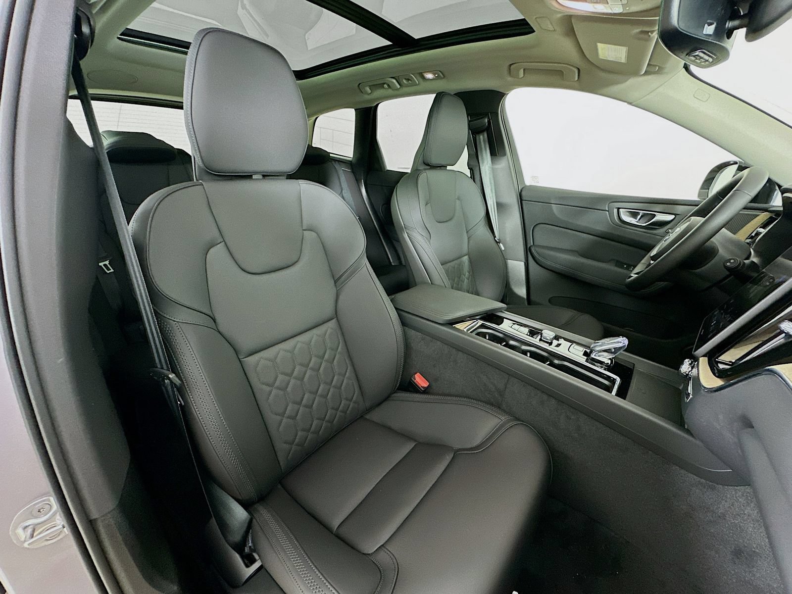 New 2026 Volvo XC60 B5 Plus w/ Protection Package Premier AWD/4WD image 47