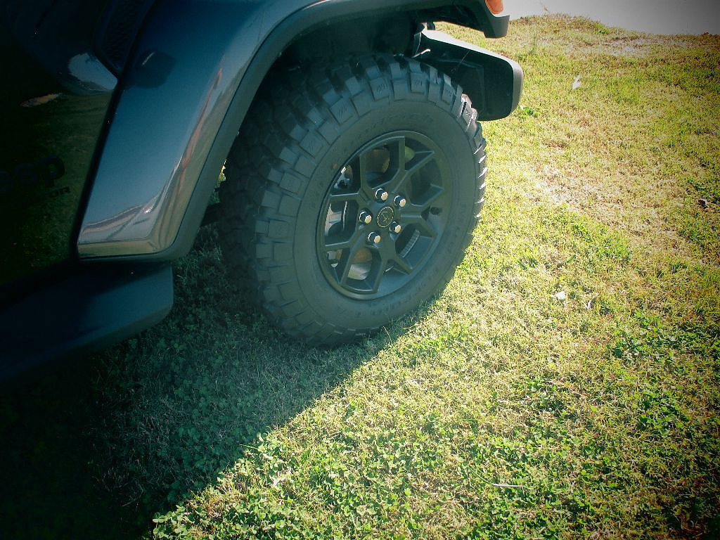 New 2025 Jeep Gladiator Sport AWD/4WD image 19