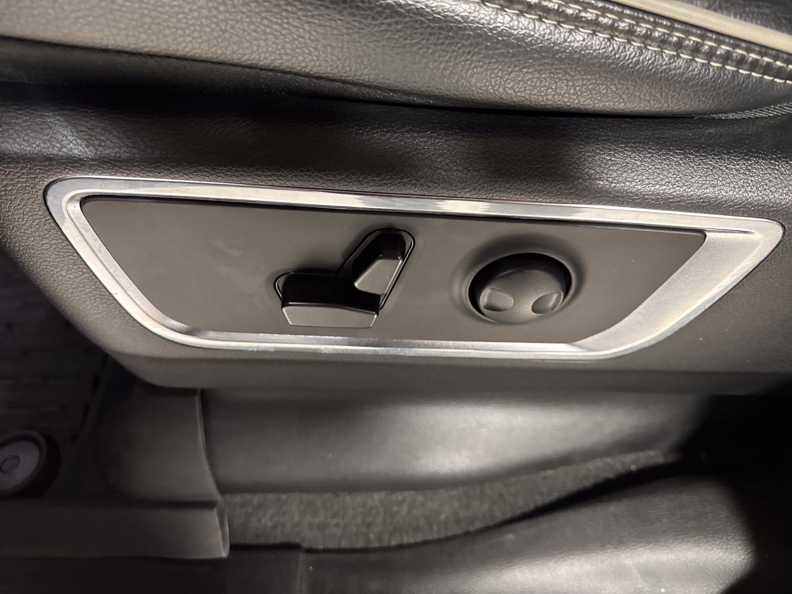 Used 2024 RAM 1500 Laramie AWD/4WD image 11