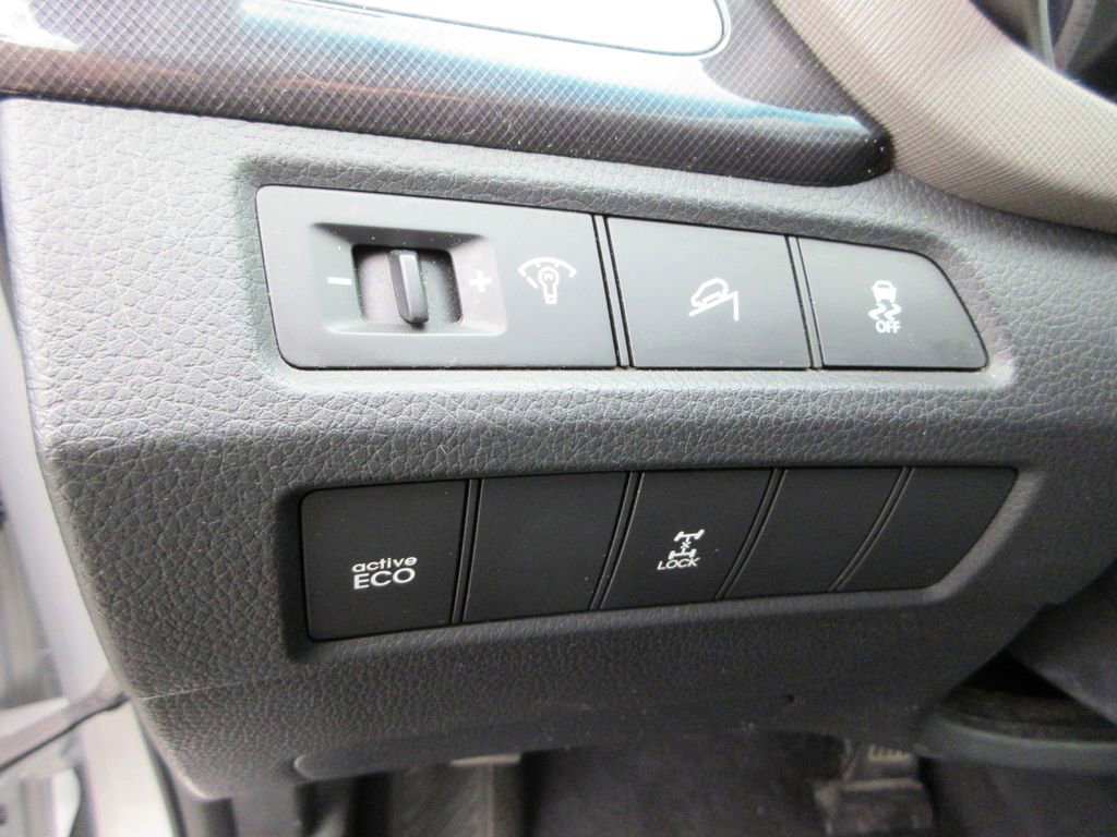 Used 2015 Hyundai Santa Fe GLS image 23