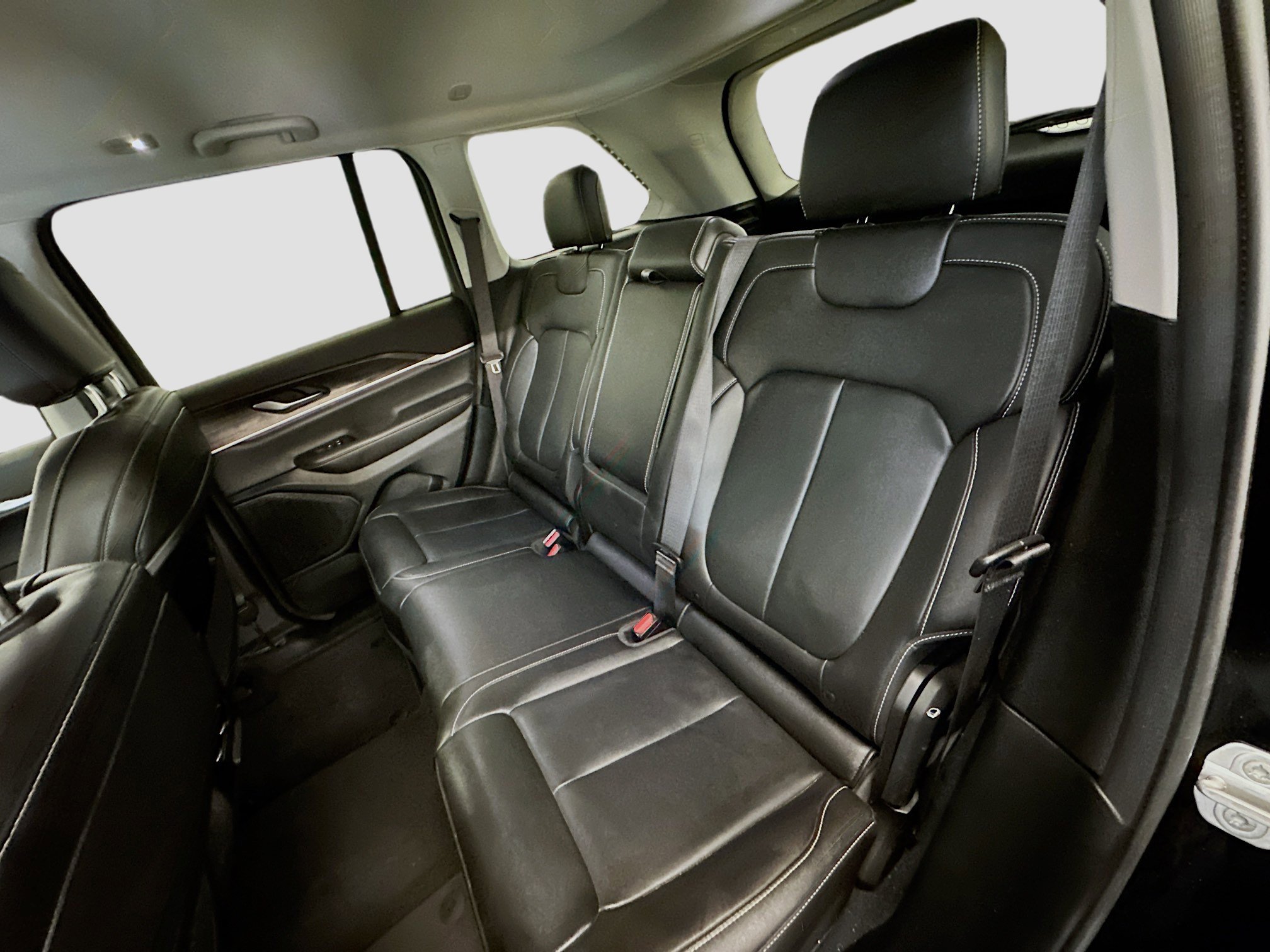 Used 2023 Jeep Grand Cherokee Limited w/ Black Appearance Package image 29