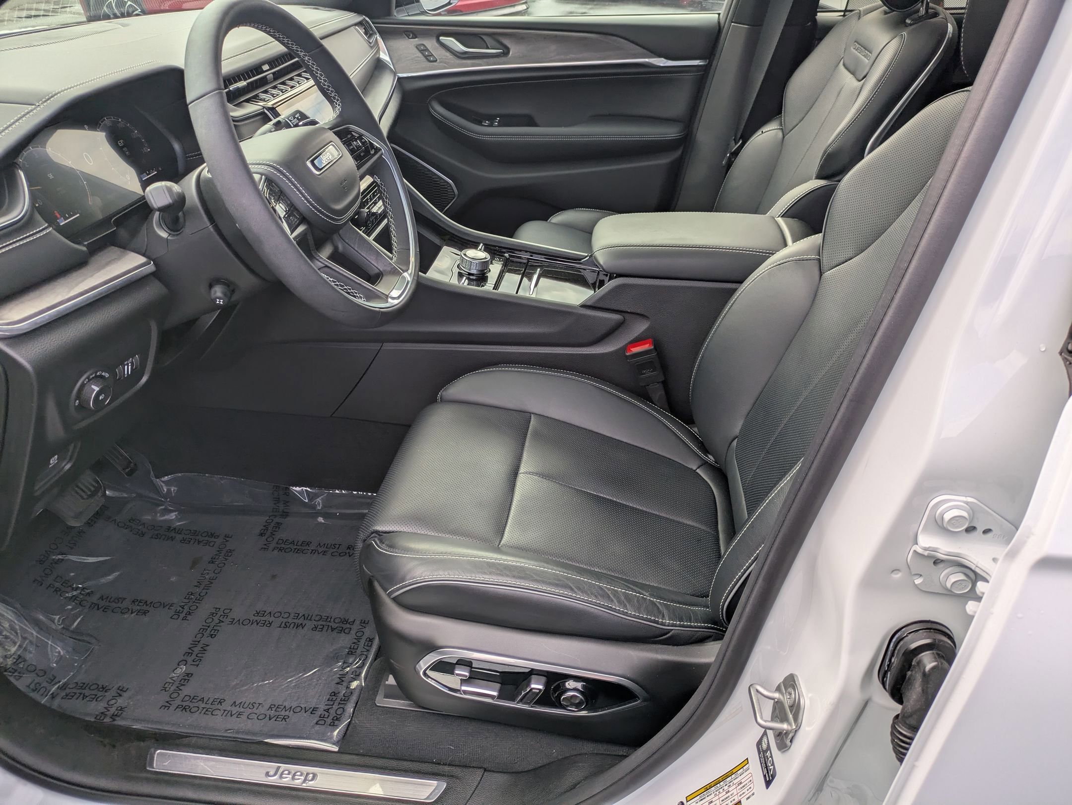 Certified 2025 Jeep Grand Cherokee Overland w/ Luxury Tech Group IV image 13