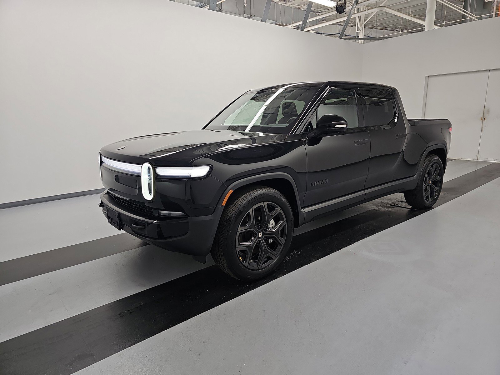 Used 2025 Rivian R1T Adventure image 1