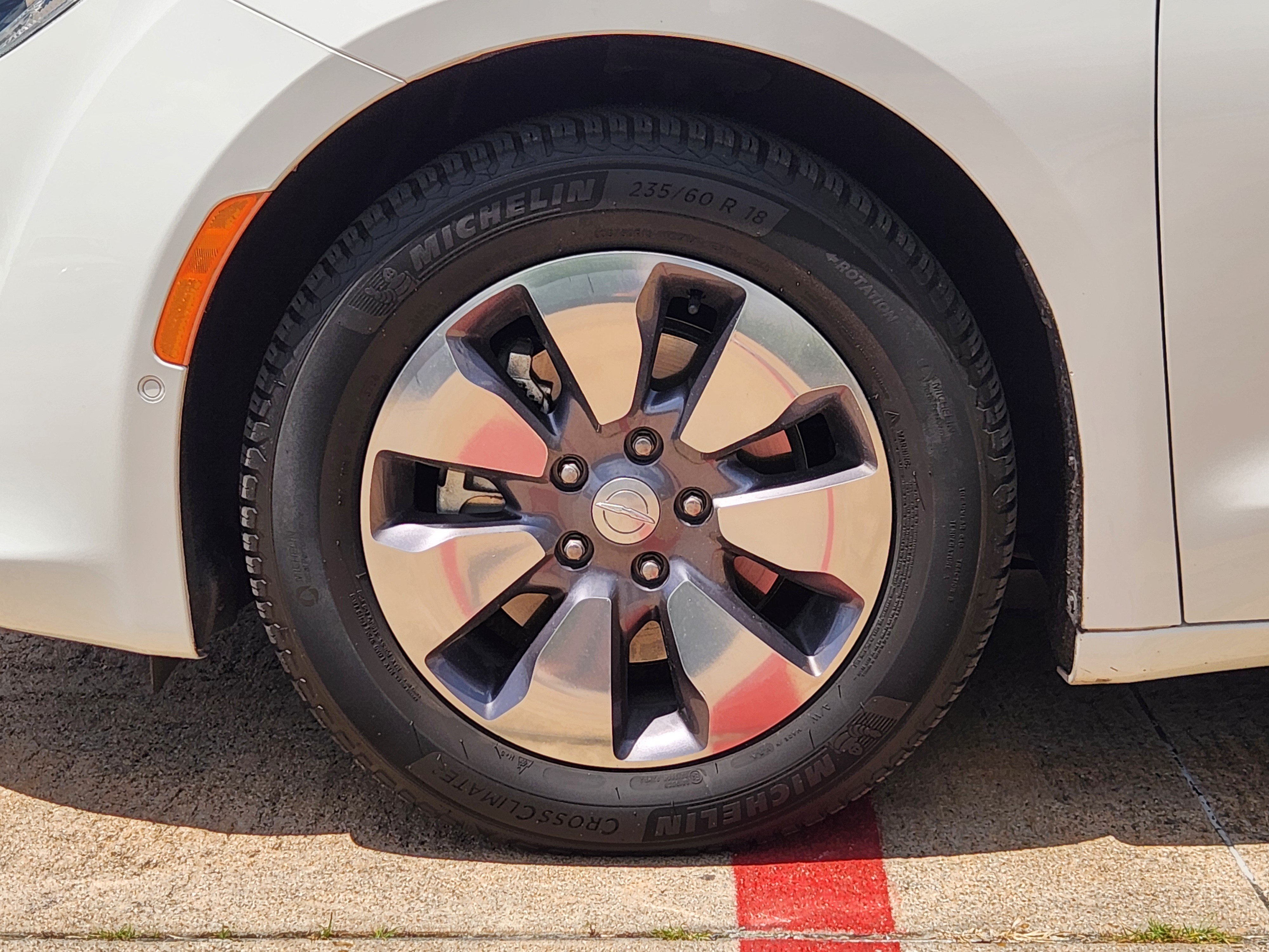 Used 2020 Chrysler Pacifica Limited w/ Advanced Safetytec Group FWD image 7