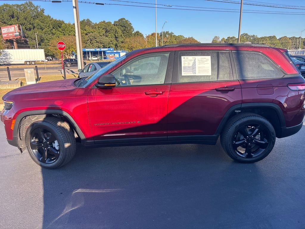 Used 2025 Jeep Grand Cherokee Limited w/ Black Appearance Package image 2