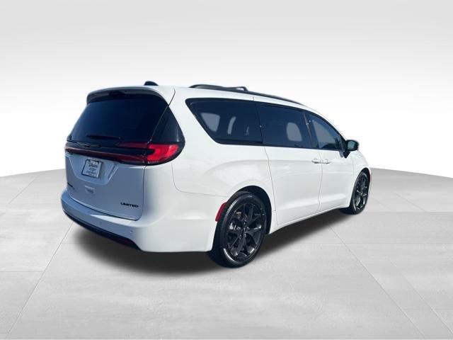 Used 2025 Chrysler Pacifica Limited image 6