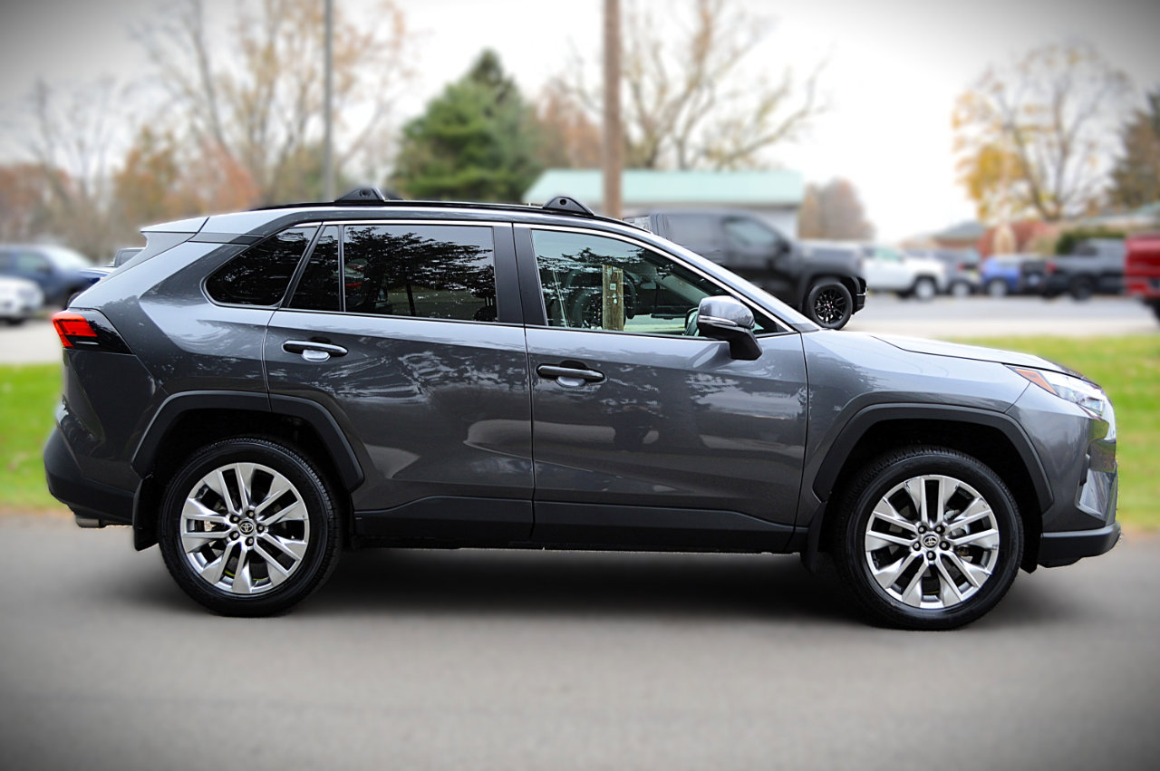 Used 2025 Toyota RAV4 XLE Premium image 4