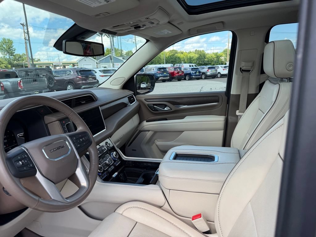 Used 2022 GMC Yukon XL Denali AWD/4WD image 16