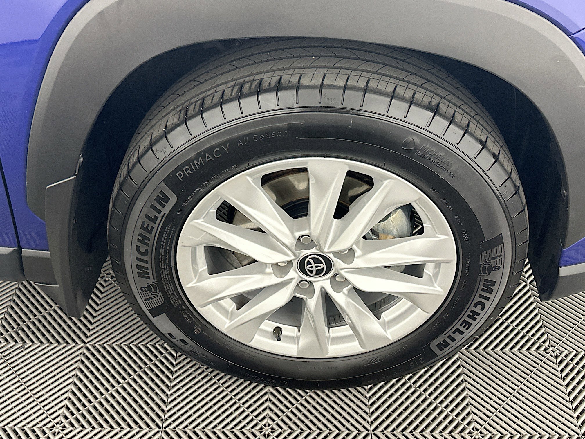 Used 2025 Toyota Corolla Cross LE image 11