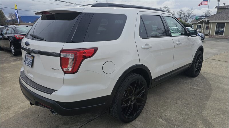 Used 2018 Ford Explorer XLT w/ Equipment Group 202A image 3