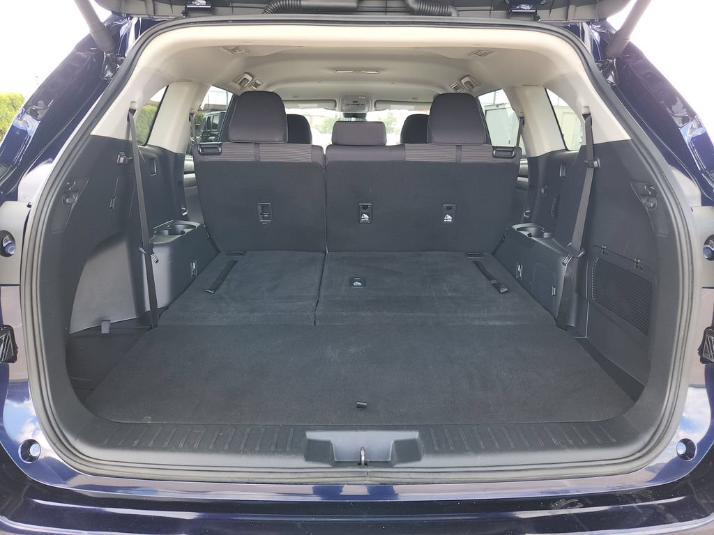 Used 2025 Toyota Highlander LE FWD image 14