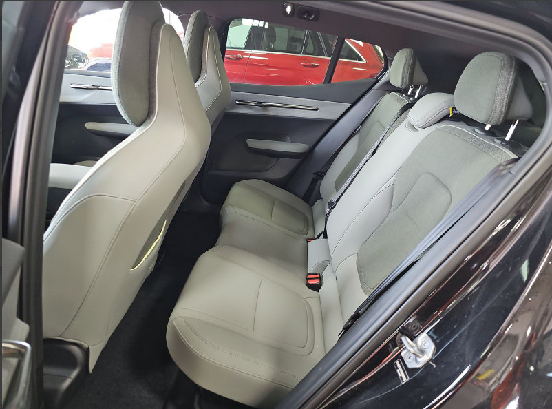 Used 2025 Volvo EX30 Plus w/ Climate Package AWD/4WD image 9