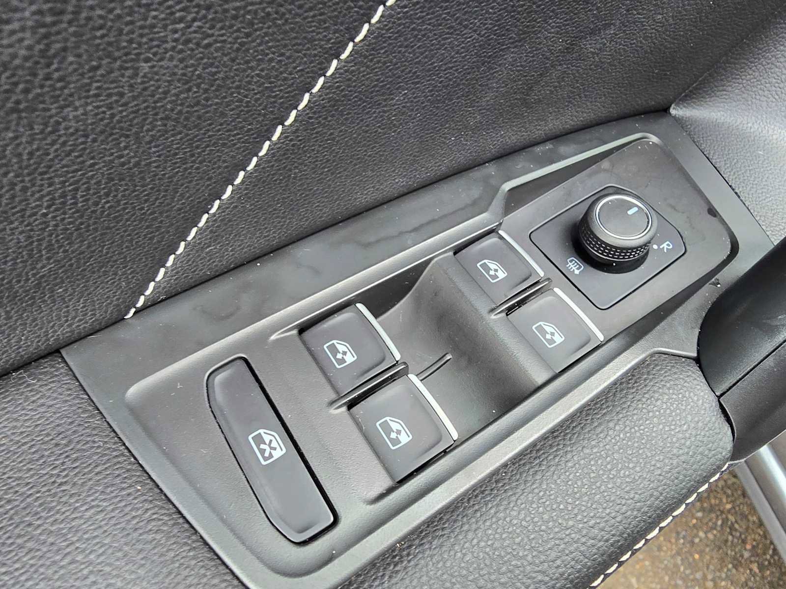 Used 2023 Volkswagen Tiguan SE R-Line image 27