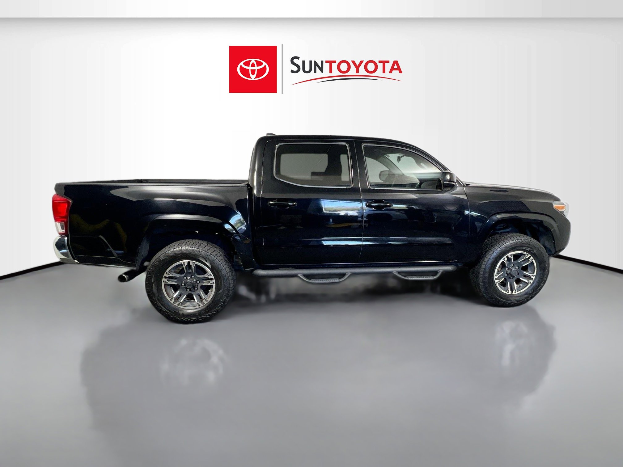 Used 2016 Toyota Tacoma SR5 w/ Towing Package image 2