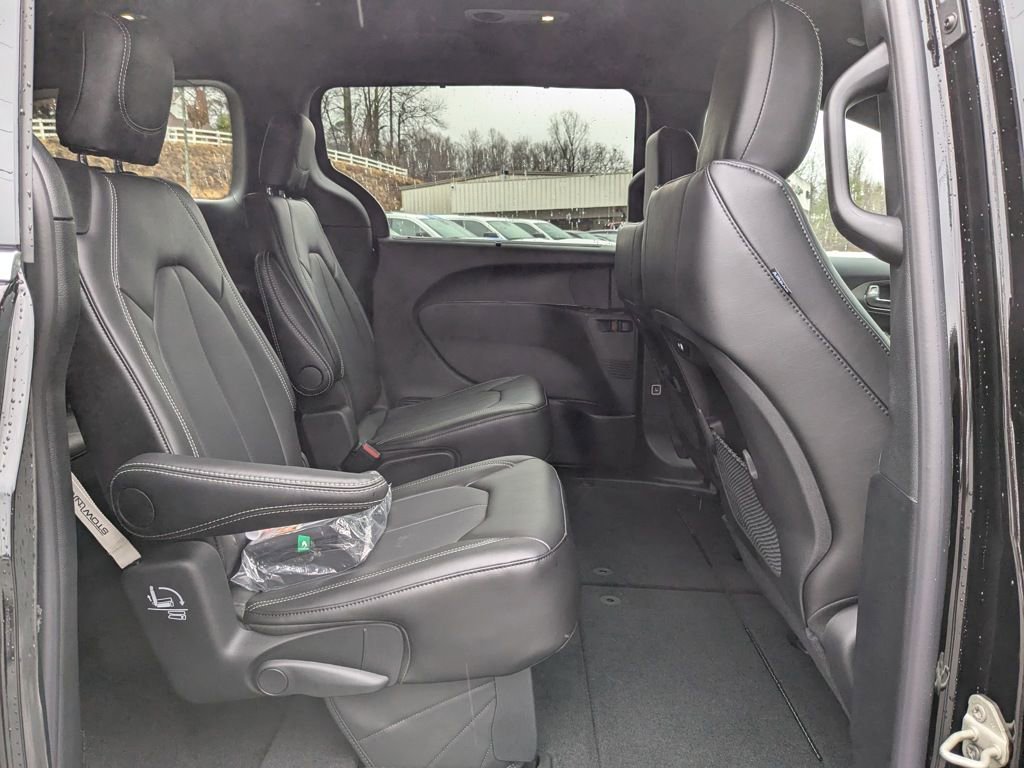New 2025 Chrysler Pacifica Select image 24