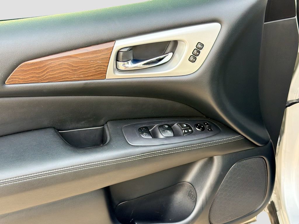 Used 2020 Nissan Pathfinder Platinum image 19