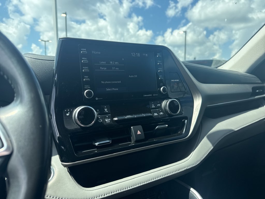 Used 2021 Toyota Highlander XLE AWD/4WD image 18