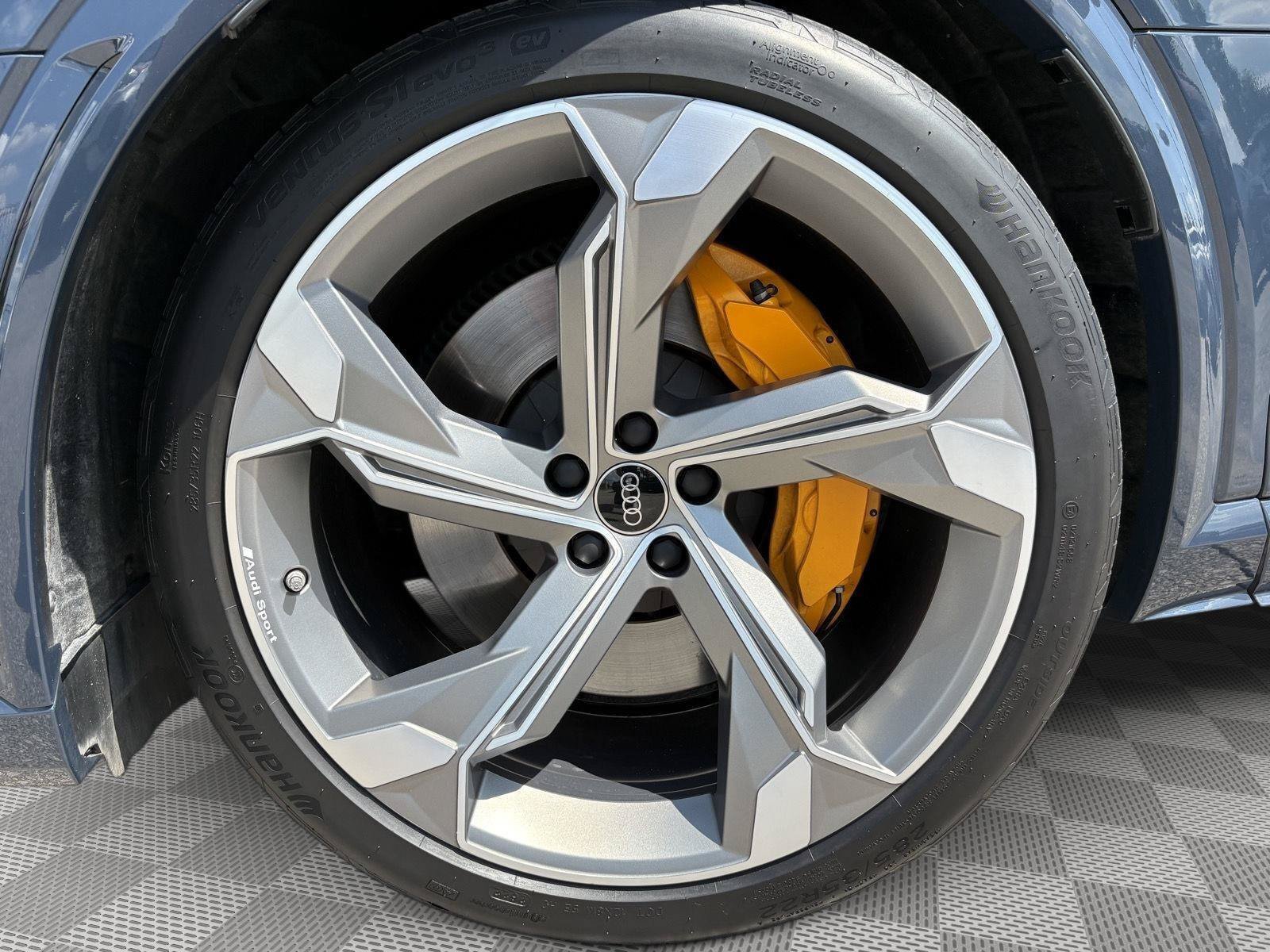 Used 2023 Audi e-tron S Prestige w/ Prestige Package AWD/4WD image 9