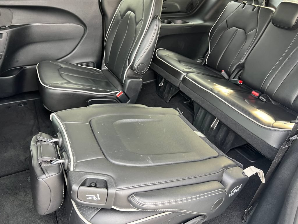 Used 2025 Chrysler Pacifica Limited FWD image 19