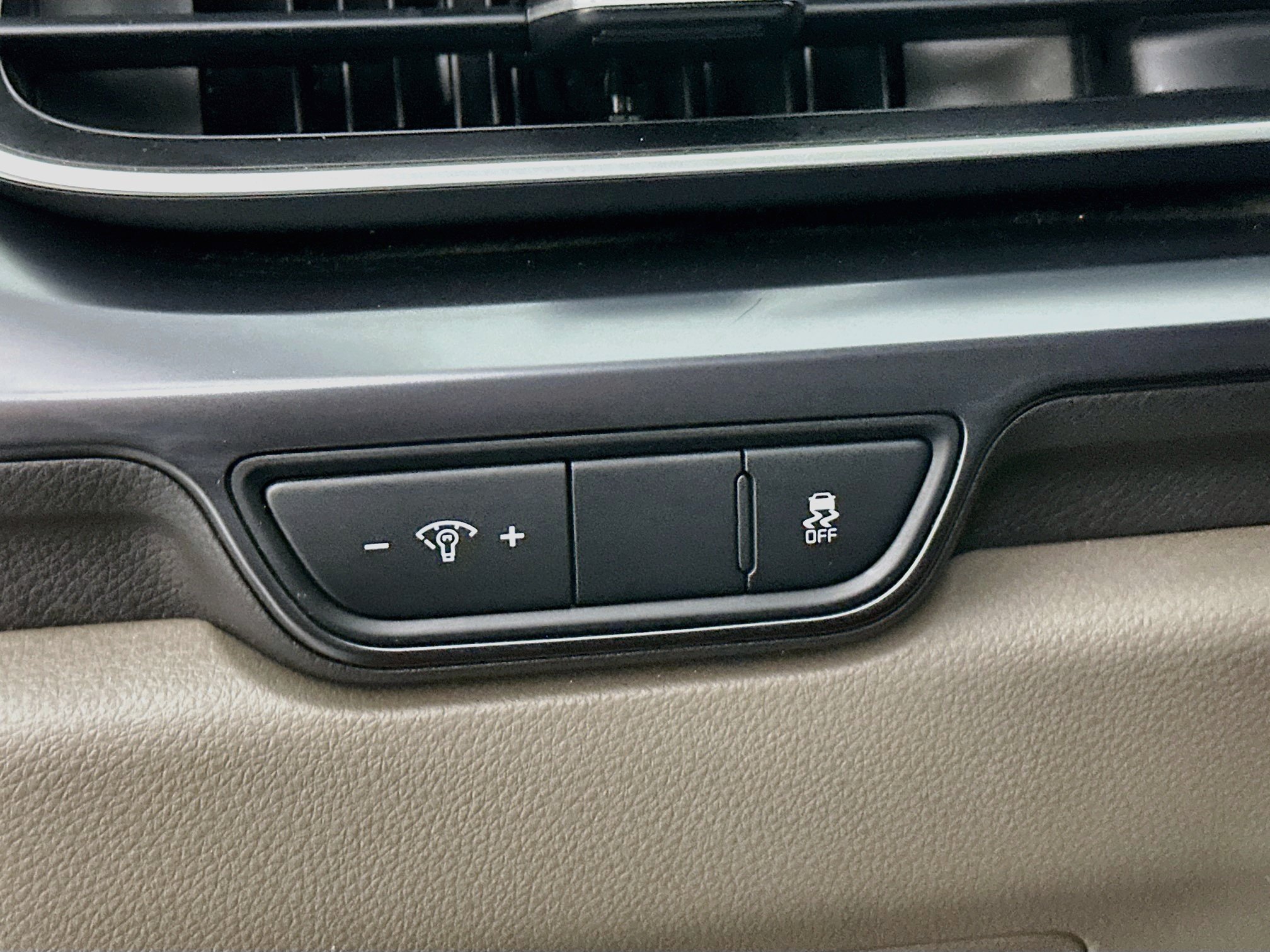 Used 2025 Kia Carnival FWD image 17