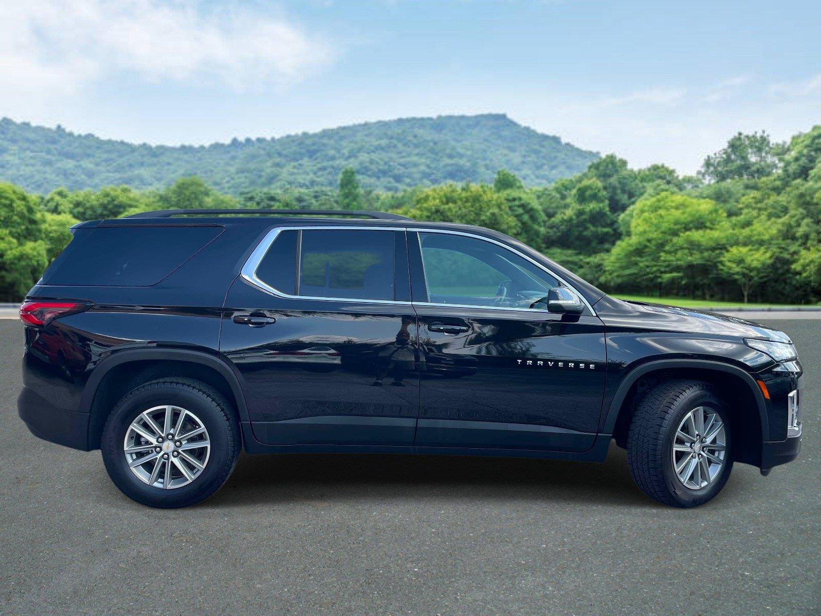 Used 2023 Chevrolet Traverse LT FWD image 21
