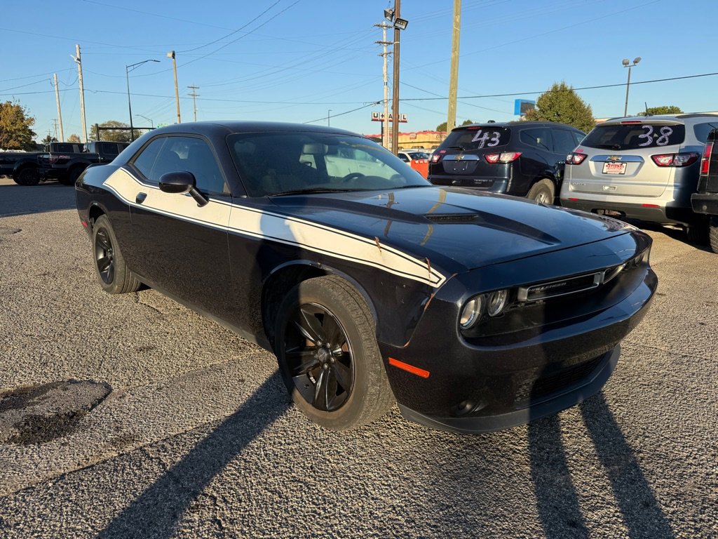 Used 2017 Dodge Challenger SXT image 2