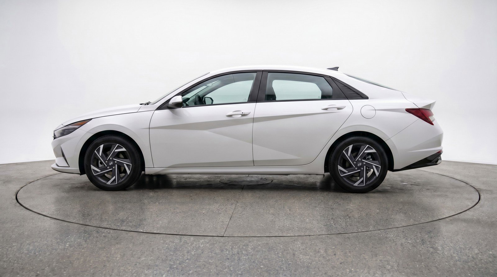 Used 2025 Hyundai Elantra SEL FWD image 5