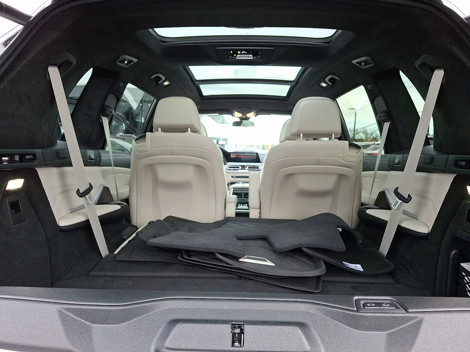 Used 2021 BMW X7 M50i w/ Dynamic Handling Package image 30