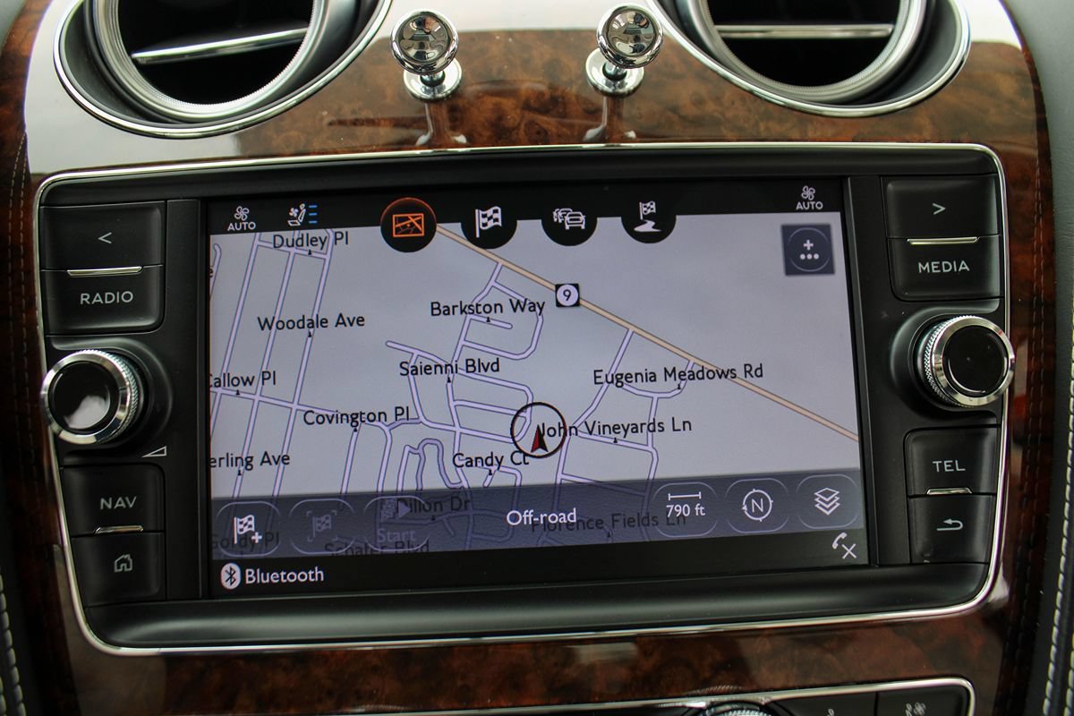Used 2020 Bentley Bentayga Plug-In Hybrid AWD/4WD image 29