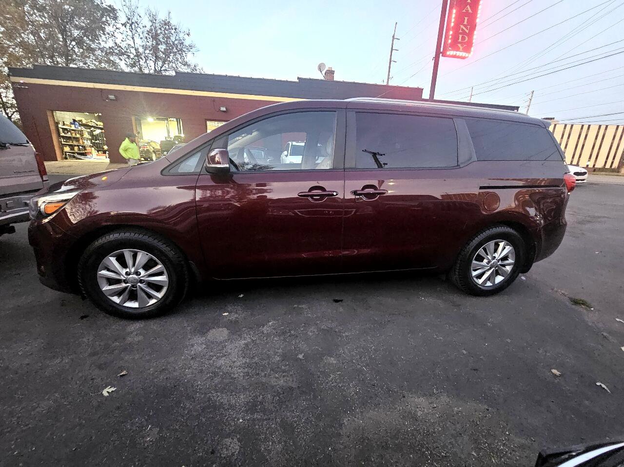 Used 2015 Kia Sedona LX w/ LX Convenience Package image 2