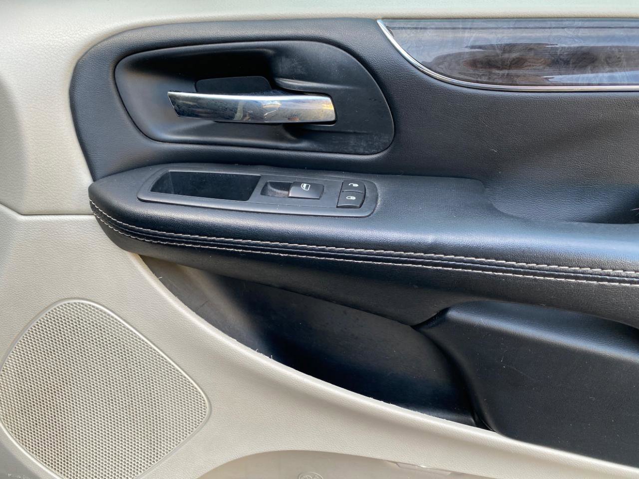 Used 2016 Chrysler Town & Country Touring FWD image 55