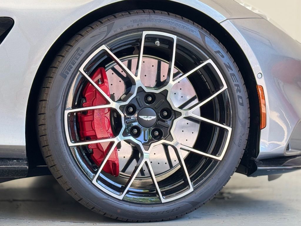 Used 2025 Aston Martin Vanquish image 32