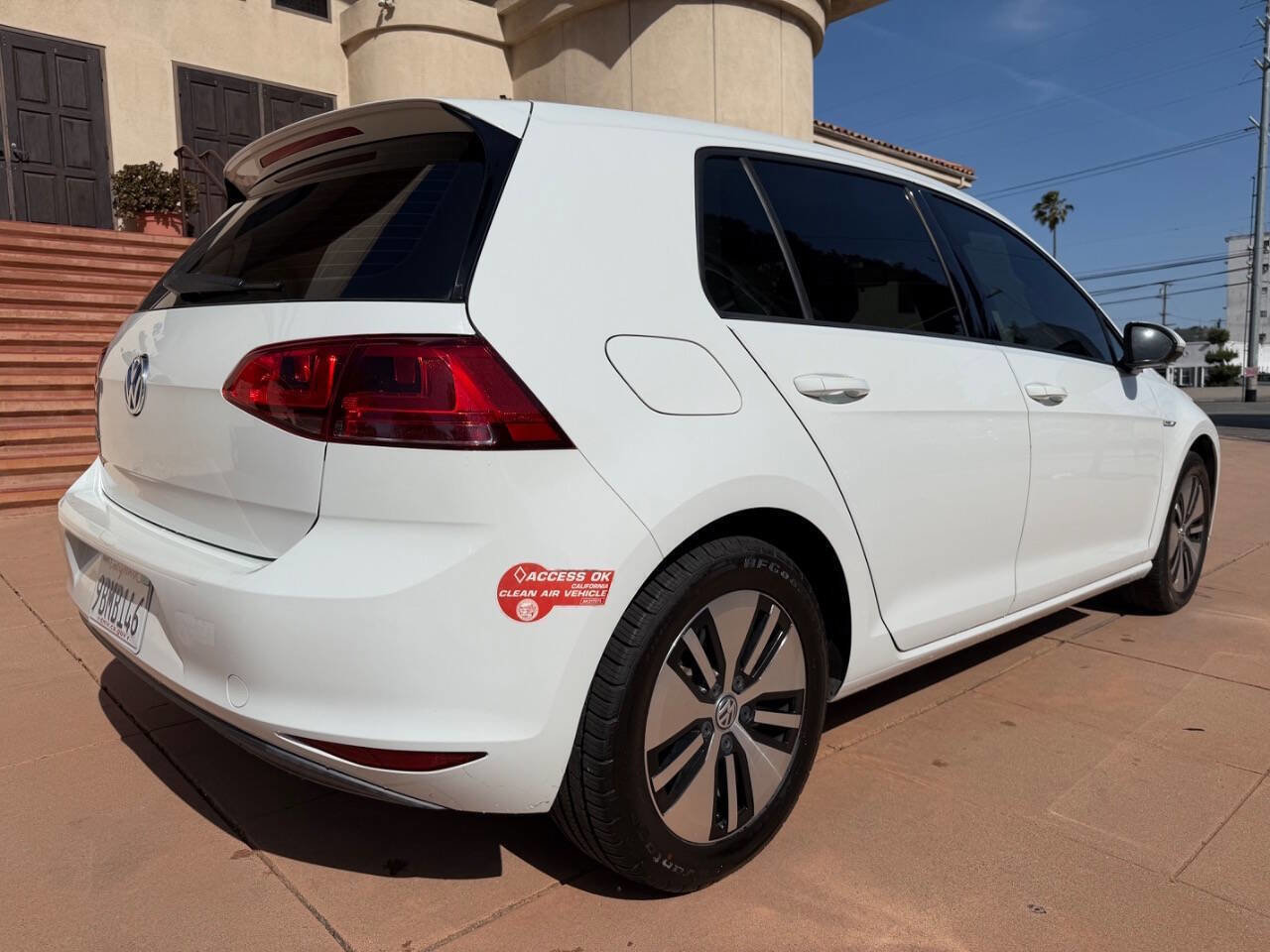 Used 2016 Volkswagen e-Golf SE w/ DC Fast Charging Package FWD image 4