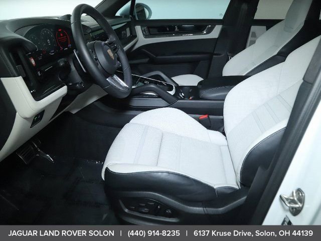 Used 2025 Porsche Cayenne GTS AWD/4WD image 18