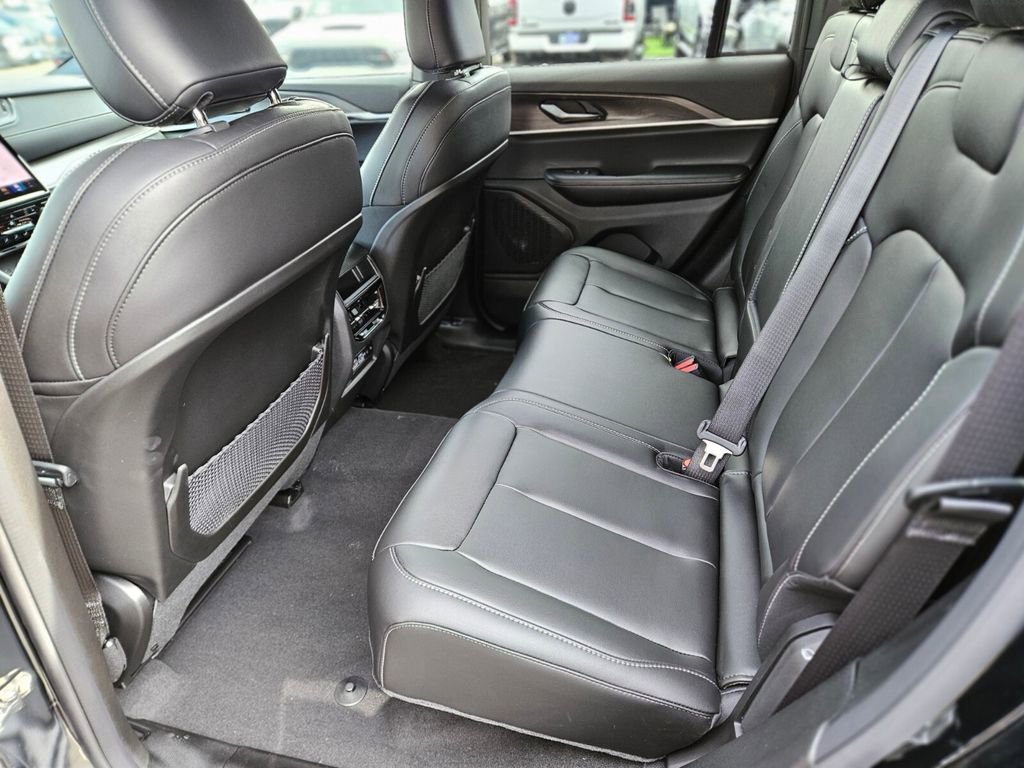 New 2025 Jeep Grand Cherokee Limited image 16